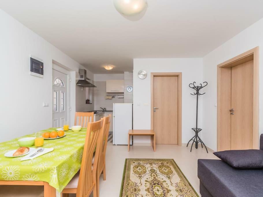 Apartment F-3 Klimno Bagian luar foto